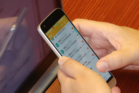 탄핵 촉구 문자로 도배      (서울=연합뉴스) 이정훈 기자 = 새누리당 김무성 전 대표가 1일 오후 국회 본회의장에서 탄핵 찬성을 촉구하는 항의성 문자 메시지를 읽고 있다. 2016.12.1      uwg806@yna.co.kr  (끝)